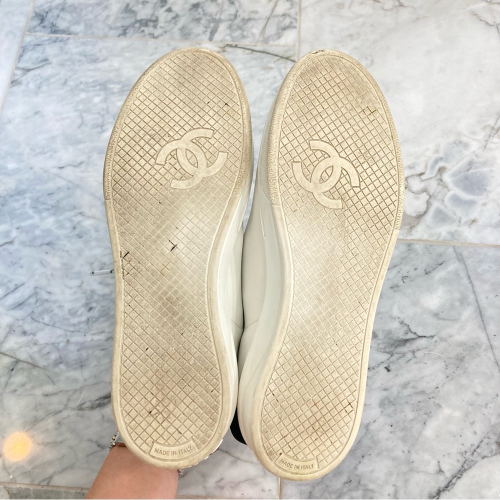 CHANEL Weekend Logo CC White Black Lagerfeld Leather Sneakers - Picture 8 of 14
